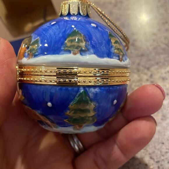 Christmas Season Ornament Gold Trim Finish - It Opens - NIB - Picture 7 of 10